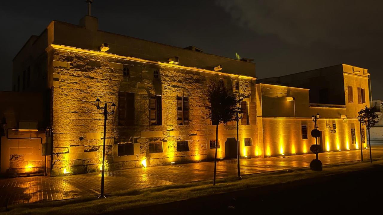 Four Mansions Hotel *