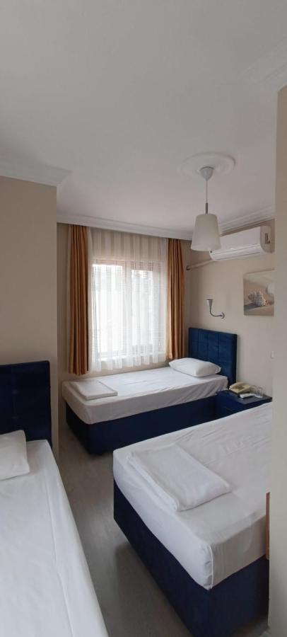 Crowded House Hotel