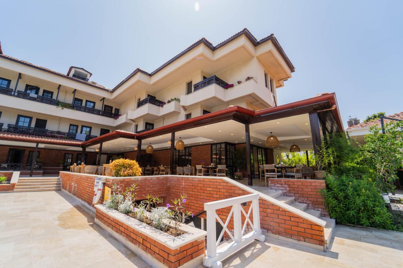 Club-e Hotel