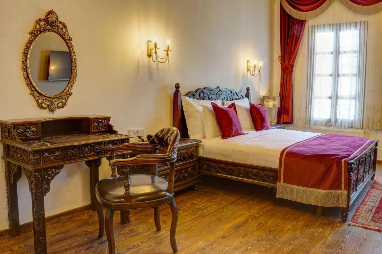 Four Mansions Hotel *