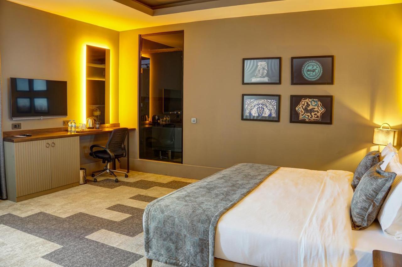 Four Mansions Hotel *
