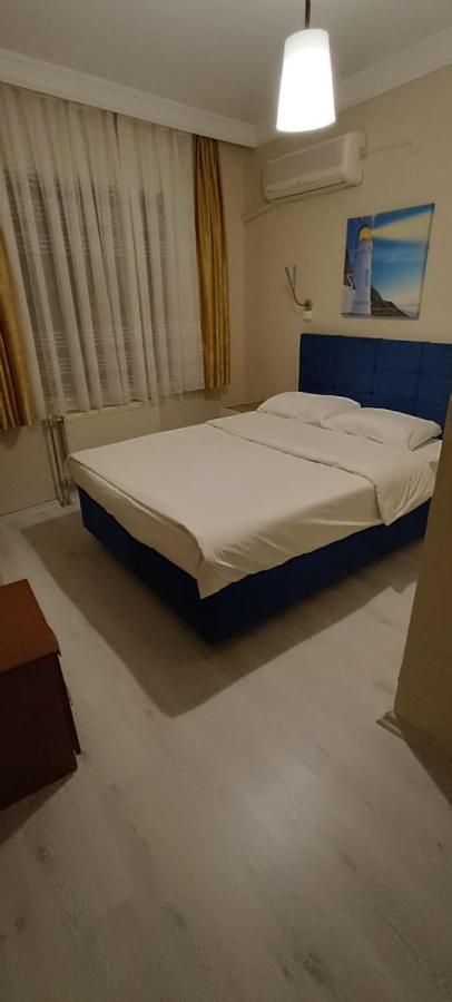 Crowded House Hotel