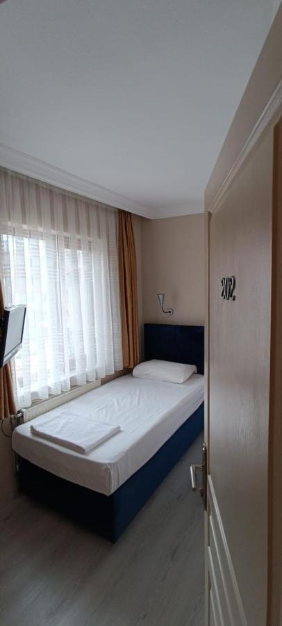 Hotel Crowded House