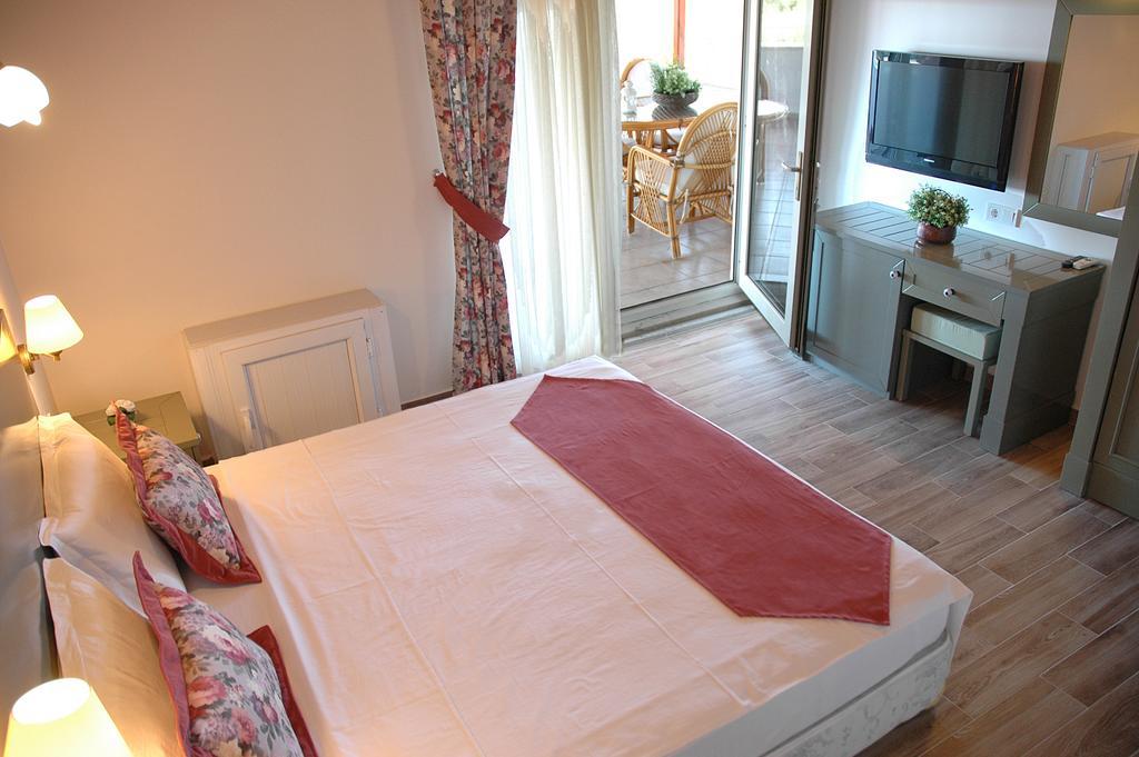 Assos Oleas Hotel 4*