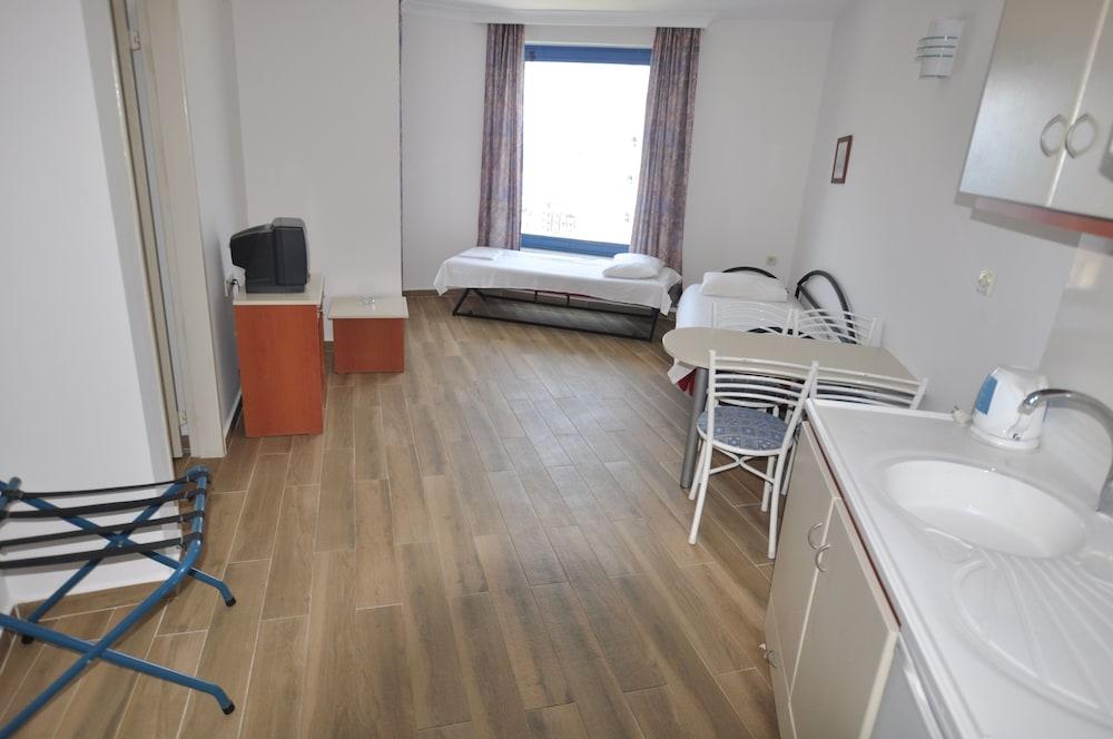 Happy Aparthotel 3*