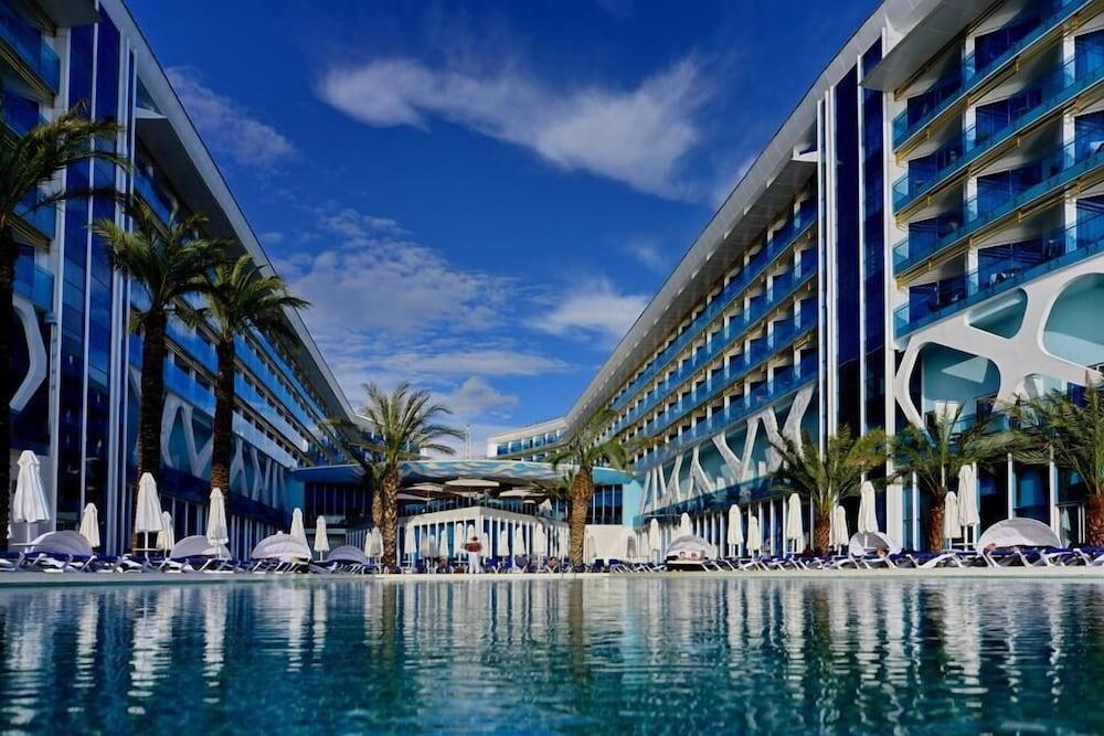 Vikingen Infinity & Hotel