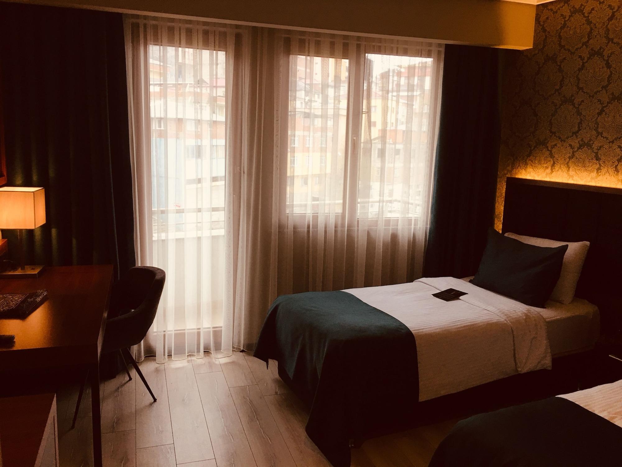 Grand Vaves Hotel