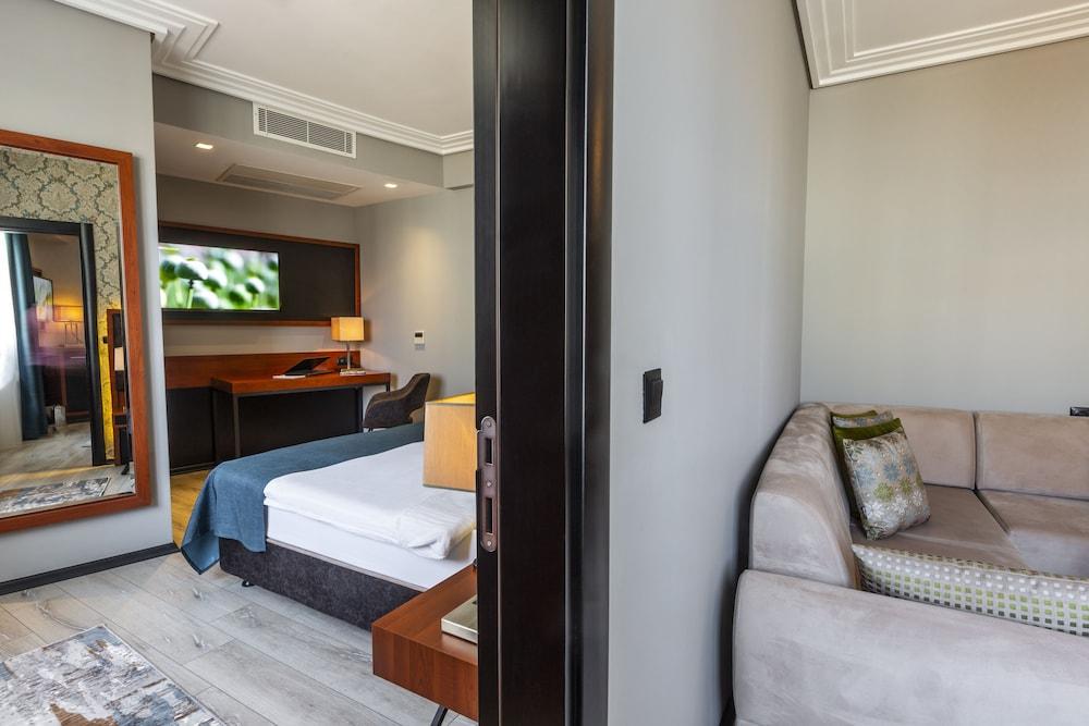 Grand Vaves Hotel 4*