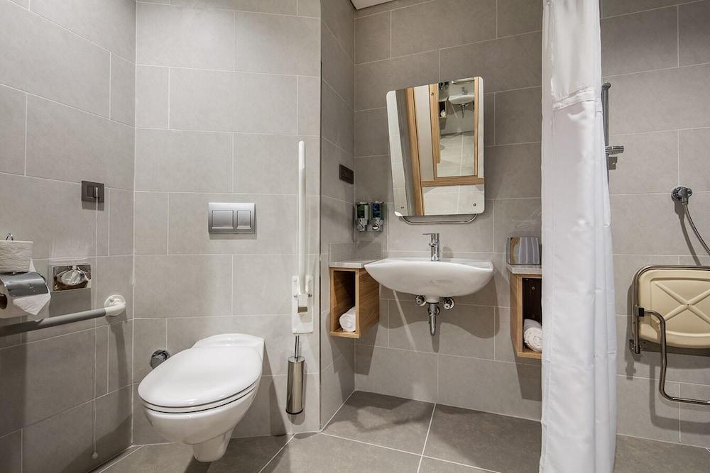 Hampton By Hilton Izmir Hotel