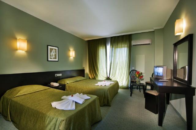 Hotel Larissa Garden 4*