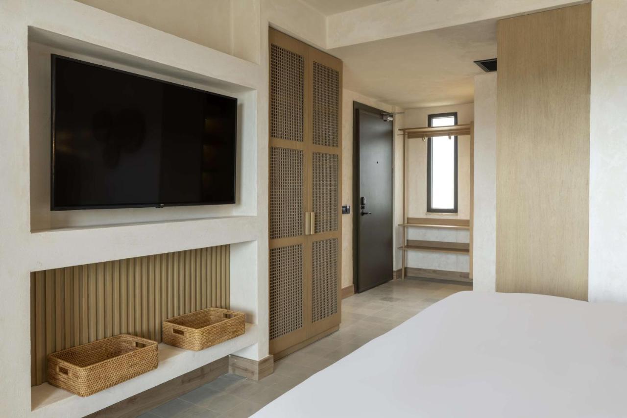 Radisson Blu Hotel, *