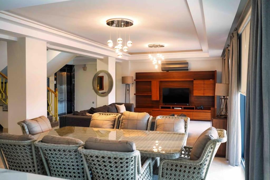 Luxury Four Fourlex *