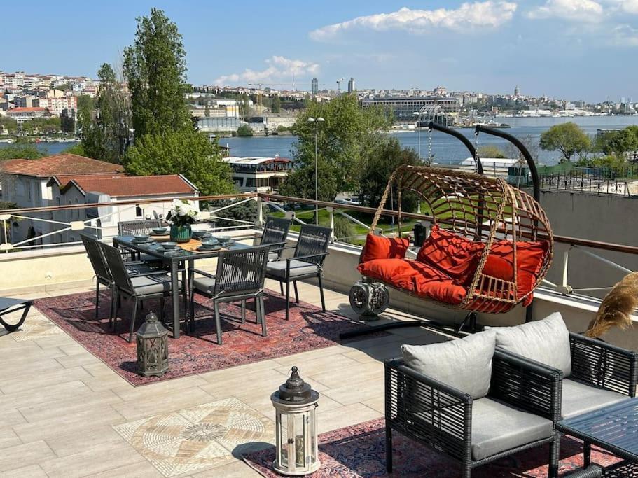 Waterfront By The Tram - Private Terrace With Dome & Golden Horn View In Fatih