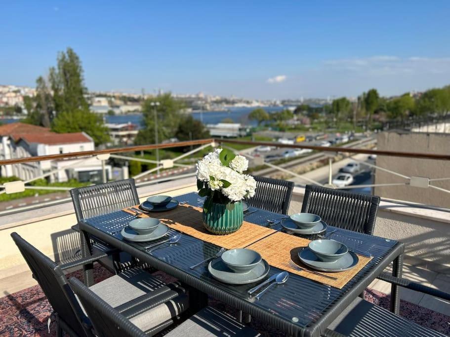 Waterfront By The Tram - Private Terrace With Dome & Golden Horn View In Fatih Holiday home