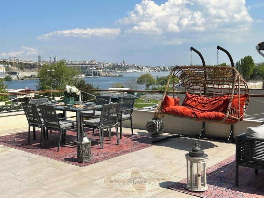 Waterfront By The Tram - Private Terrace With Dome & Golden Horn View In Fatih *