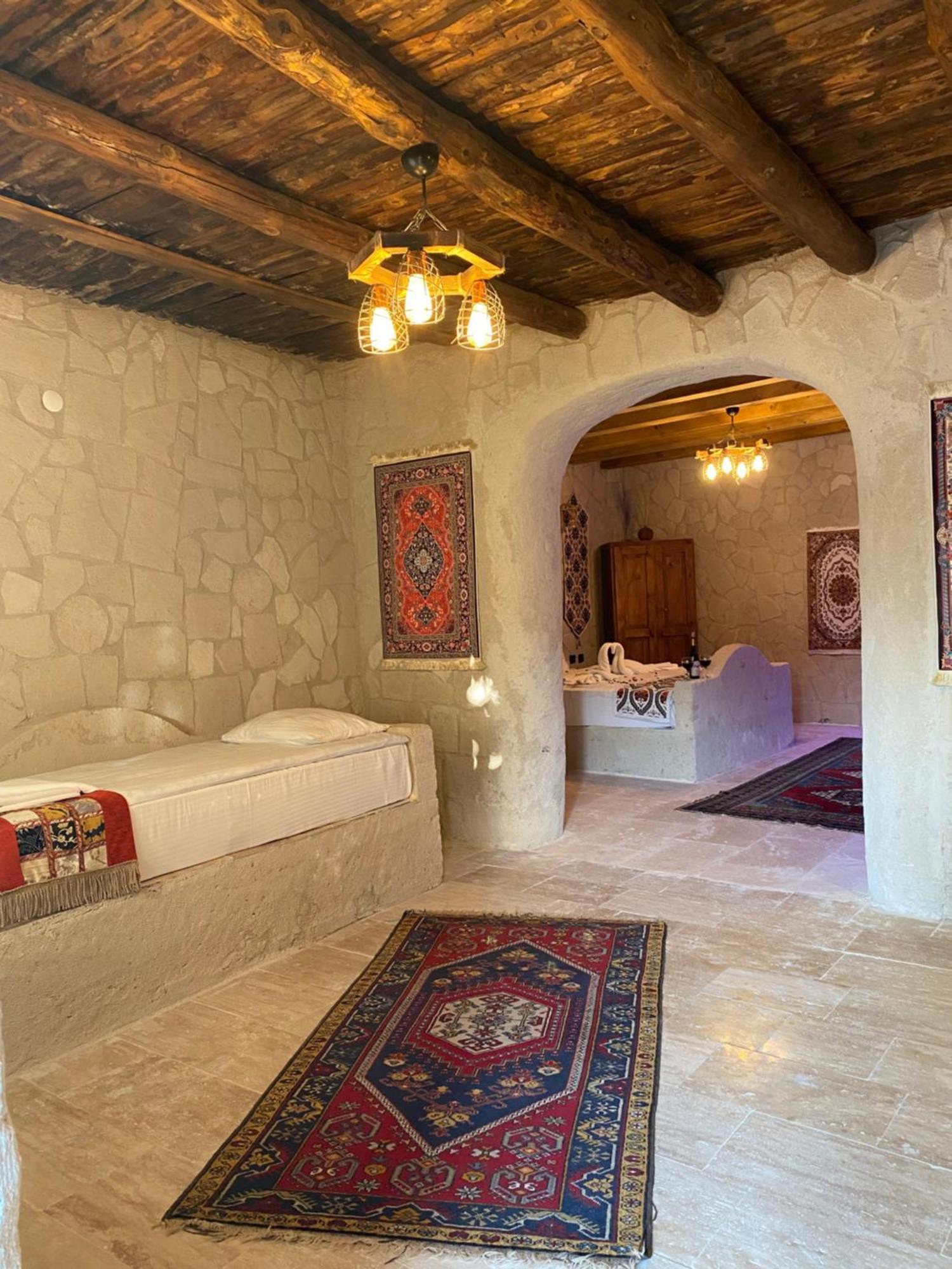Seven Rock Cave Hostel *