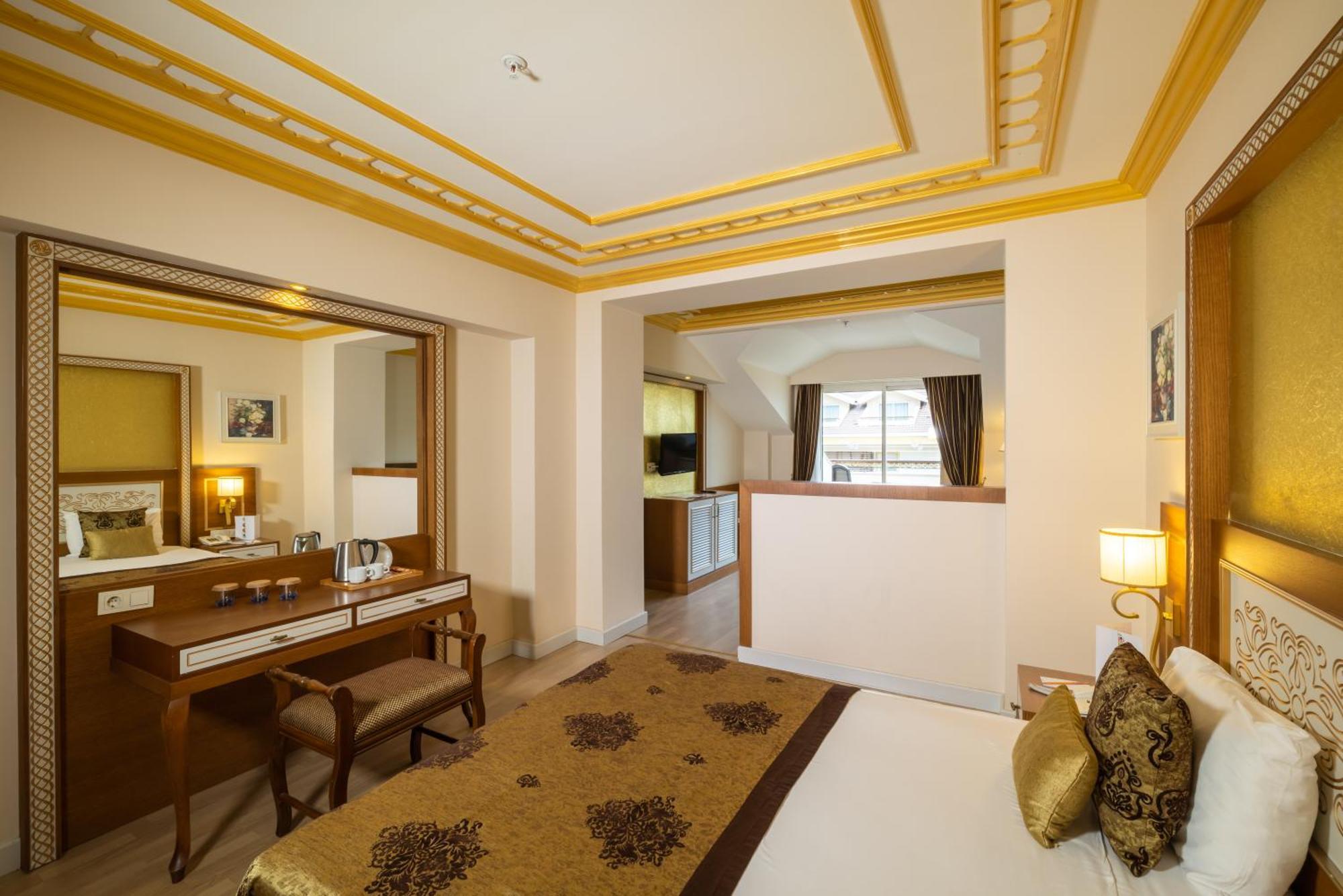 Resort Crystal Palace Luxury & Side