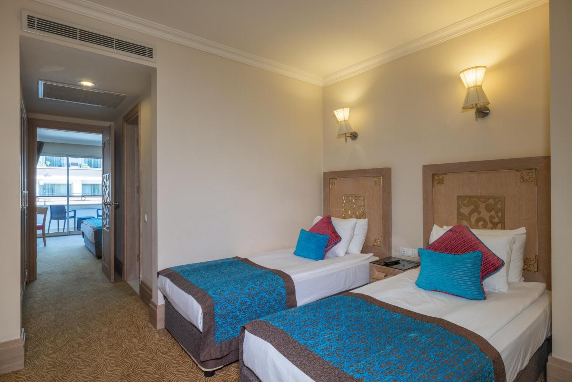 Resort Crystal De Luxe &