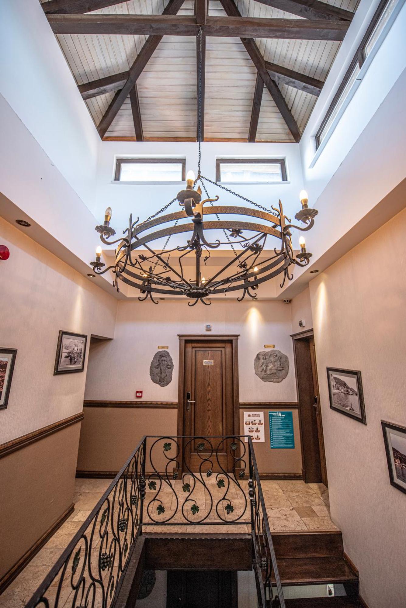 Special Class Adults Only 4* Assos