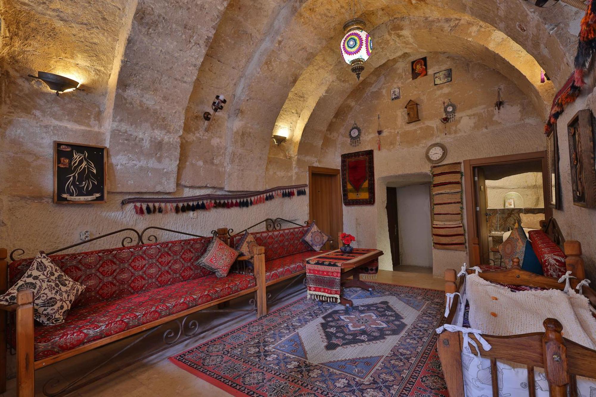 Hotel Valley Cave House 2*