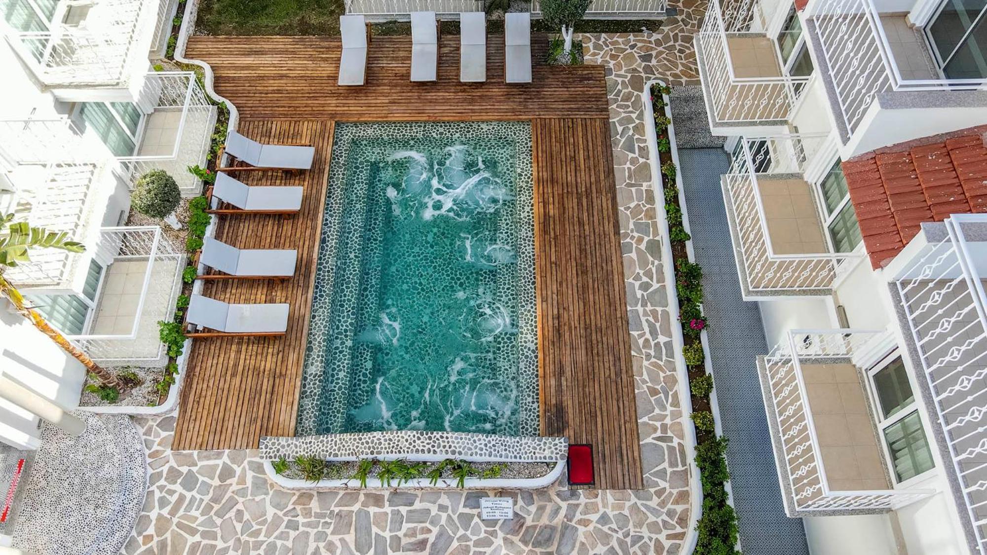 Montebello Deluxe Hotel 3*