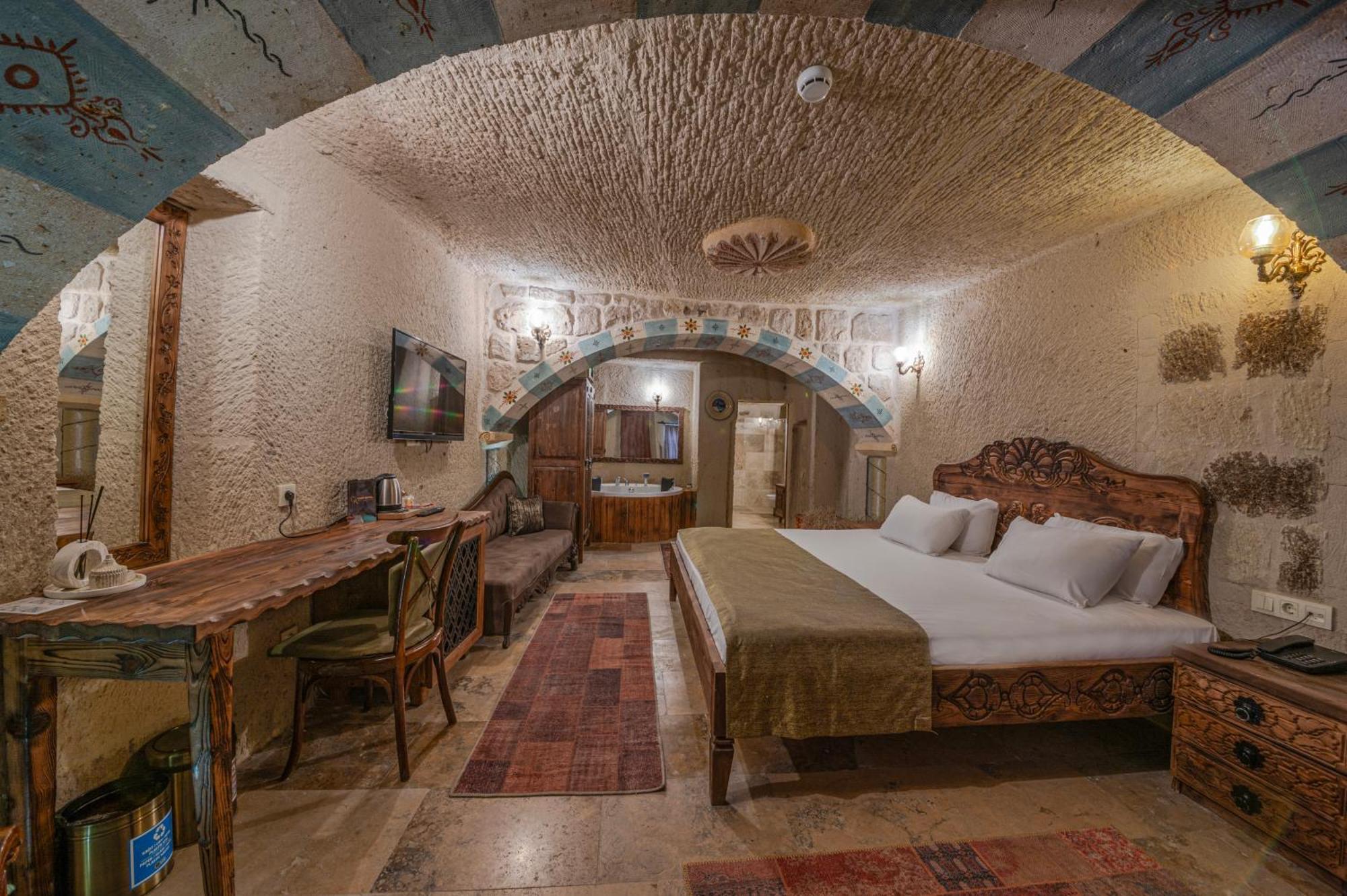Capp Royal Cave Hotel *
