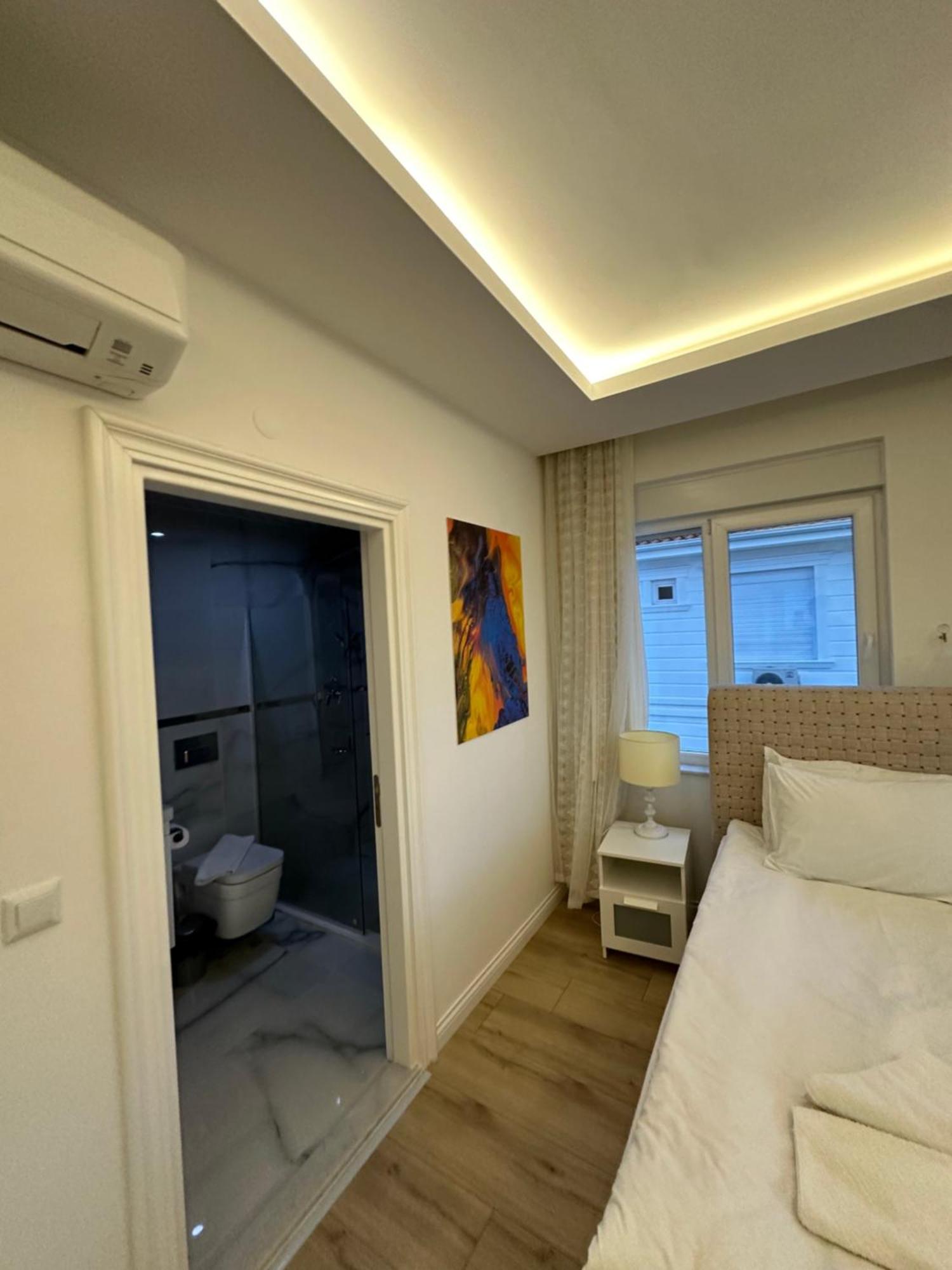Villa Royal In Forest 3 *