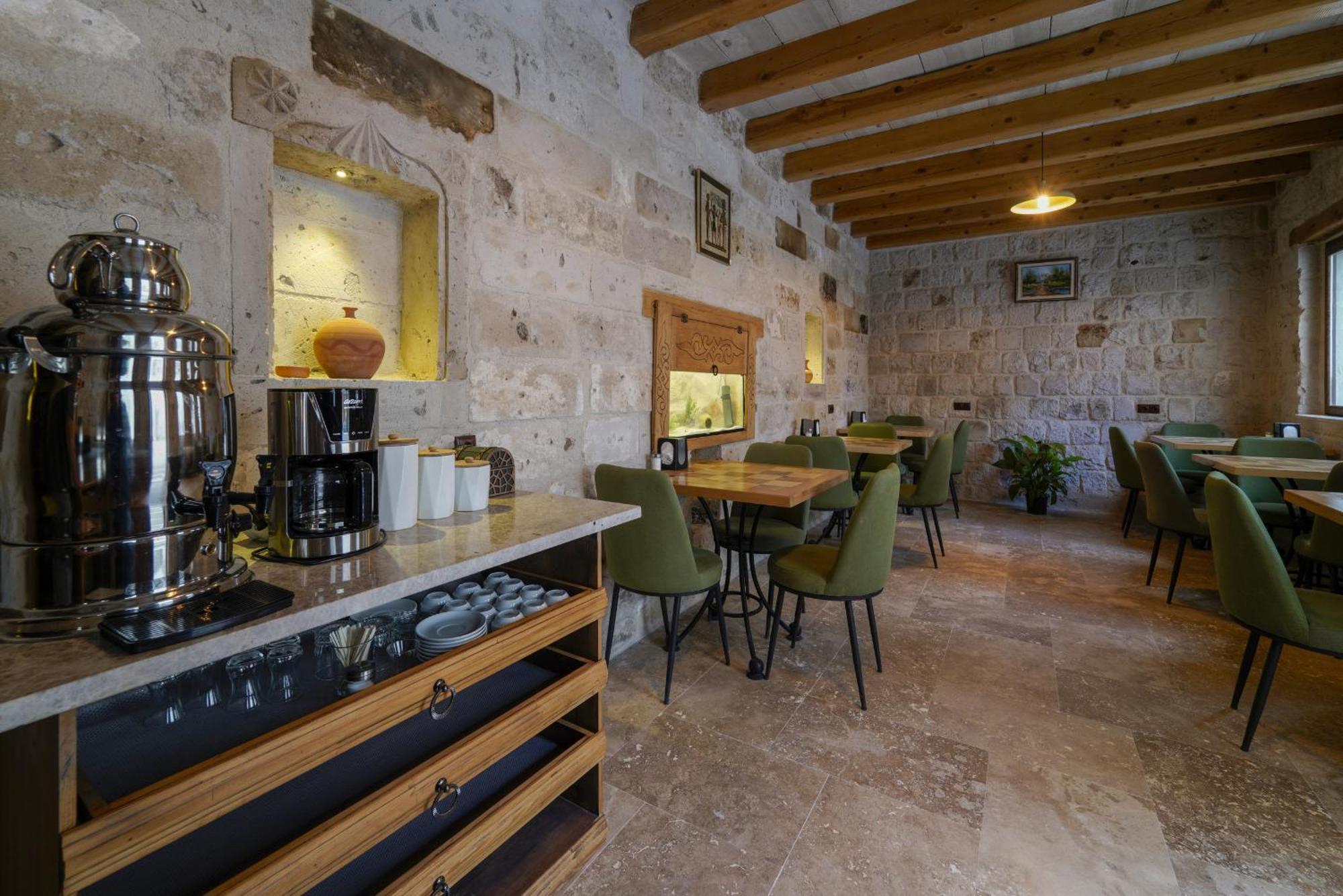 Escape Cave Hotel *