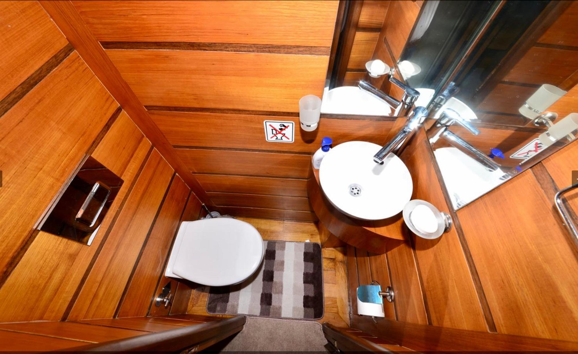 Botel Hayat Bu, Boot *