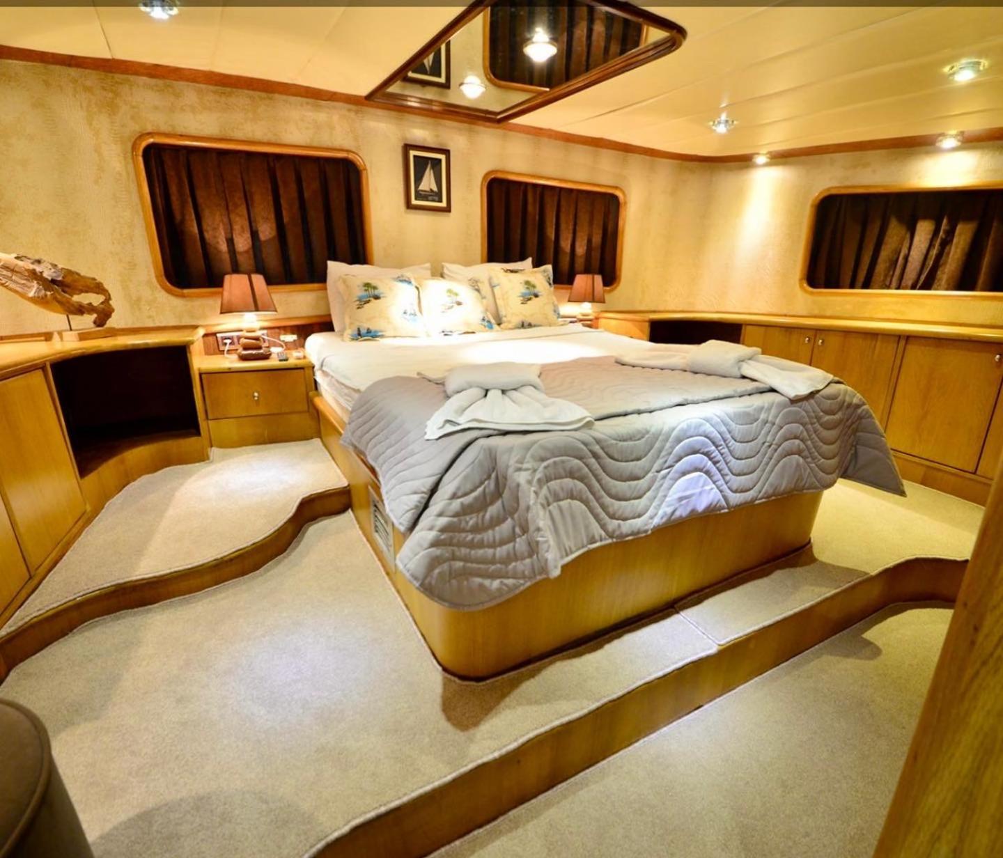 Botel Hayat Bu, Boot