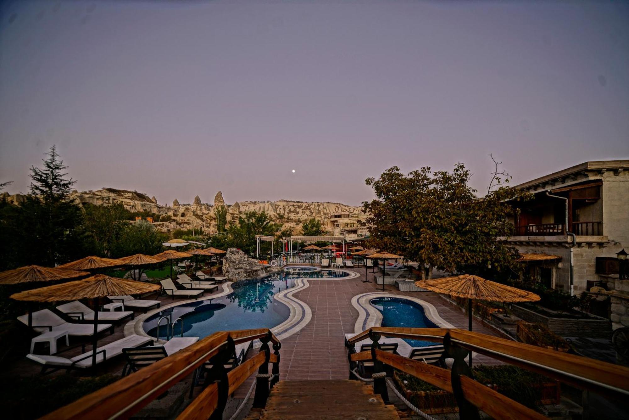 Hotel Flintstones Cave