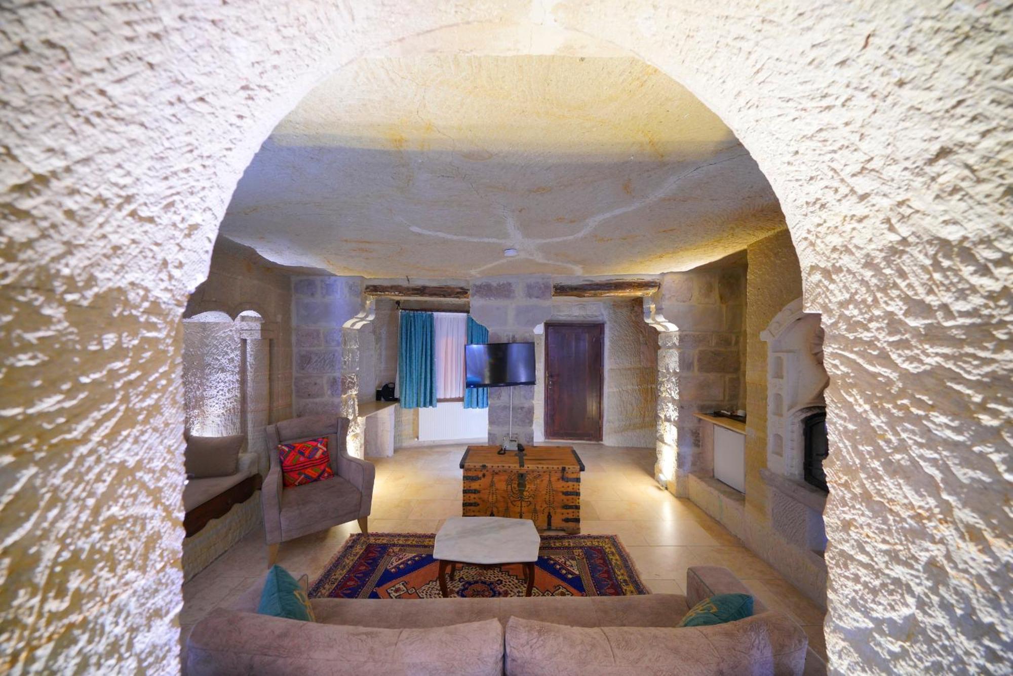 Hotel Flintstones Cave 2*