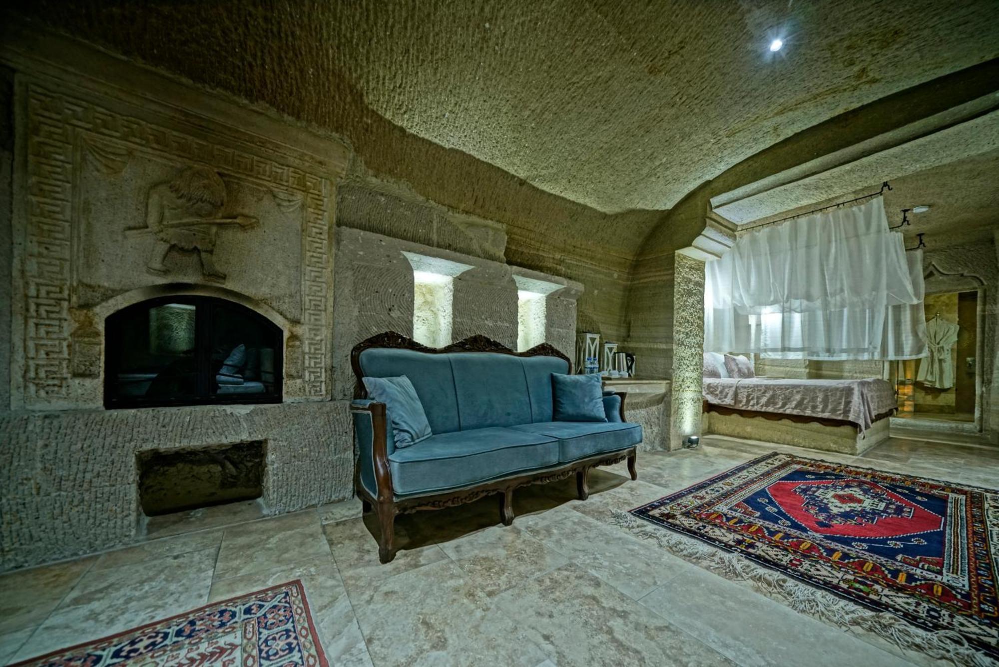 Hotel Flintstones Cave 2*