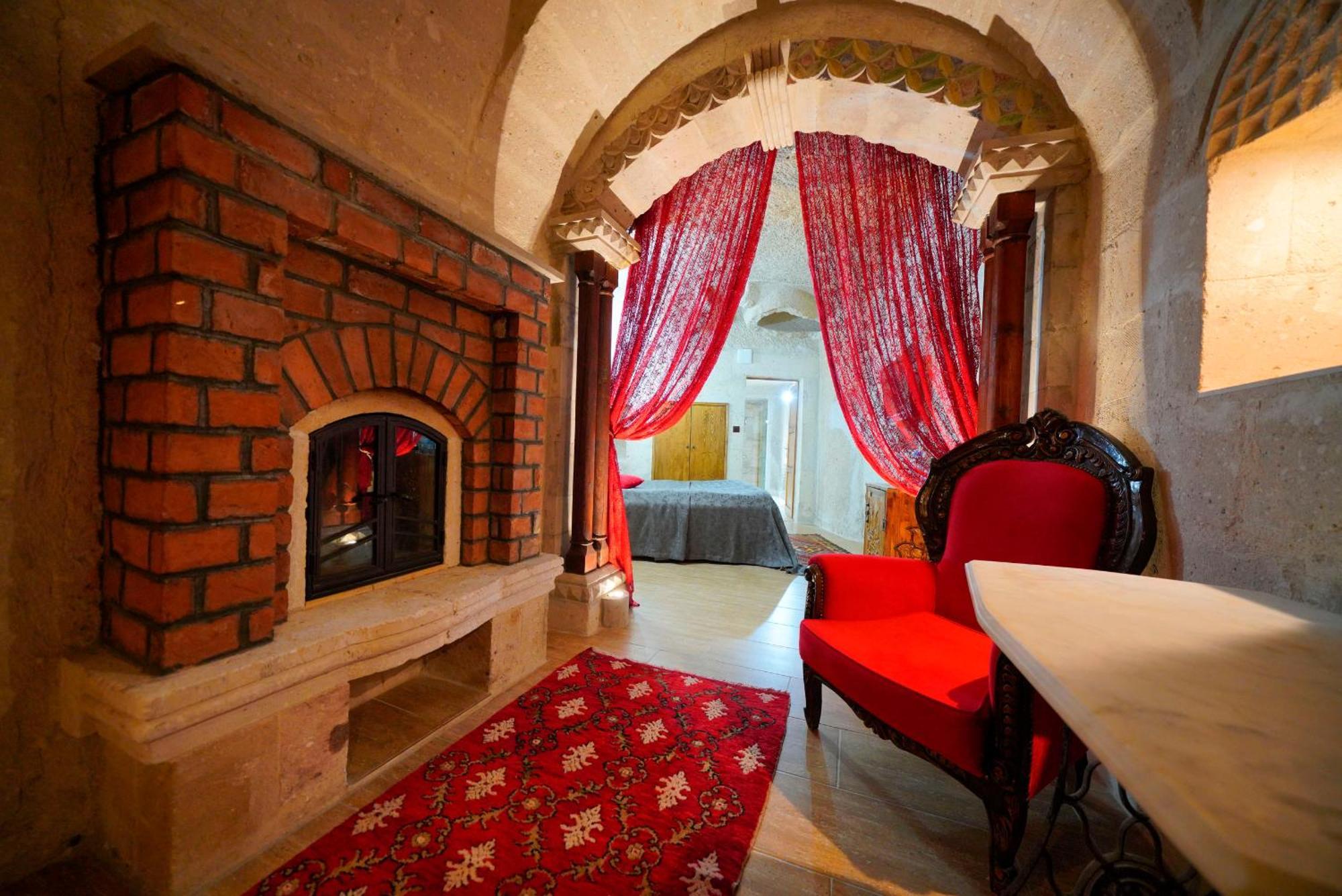 Hotel Flintstones Cave 2*