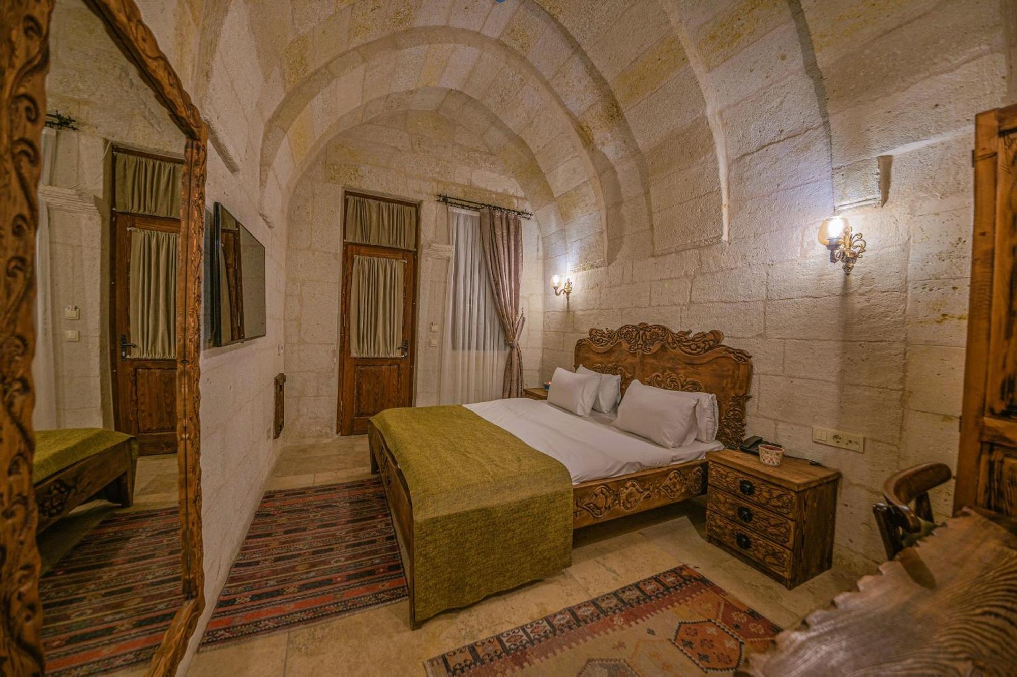 Capp Royal Cave Hotel *