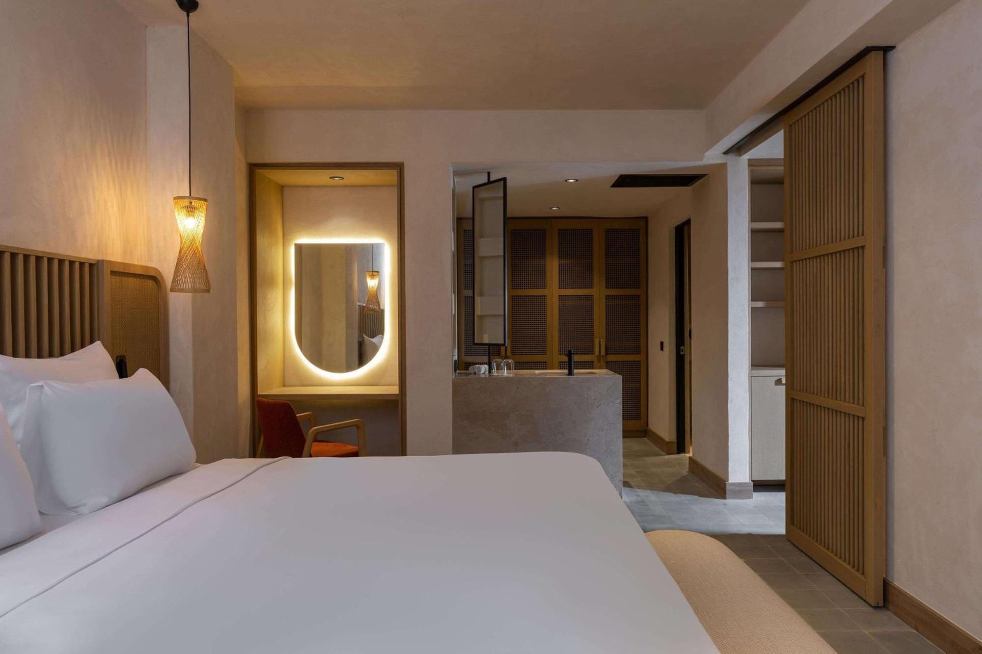 Radisson Blu Hotel, Hotel *