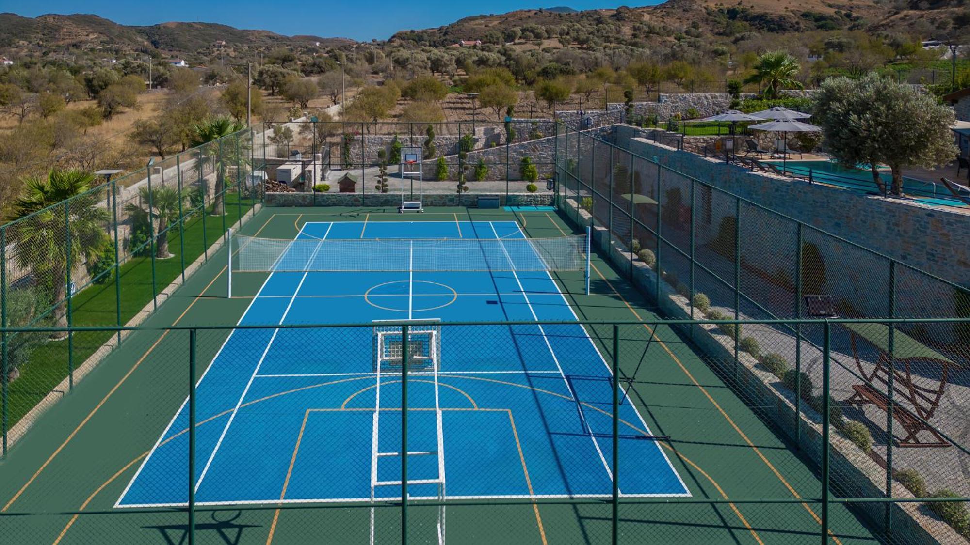 Neveda Mit Tennis Und Basketballplatz