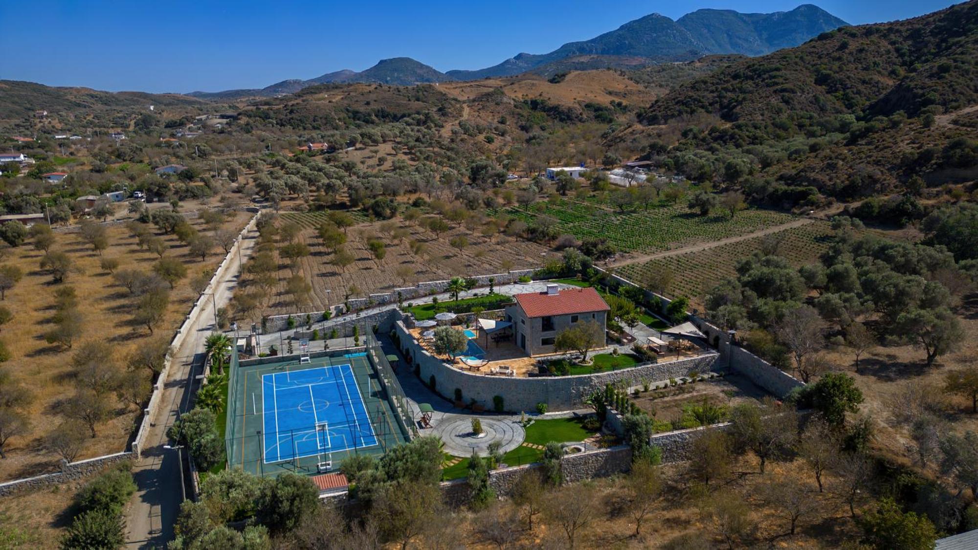 Villa Neveda Mit Tennis Und Basketballplatz