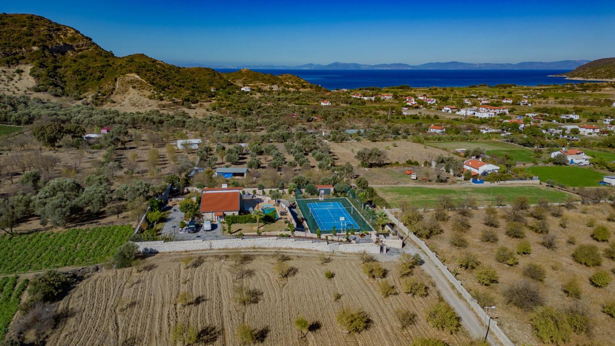 Neveda Mit Tennis Und Basketballplatz * Datca