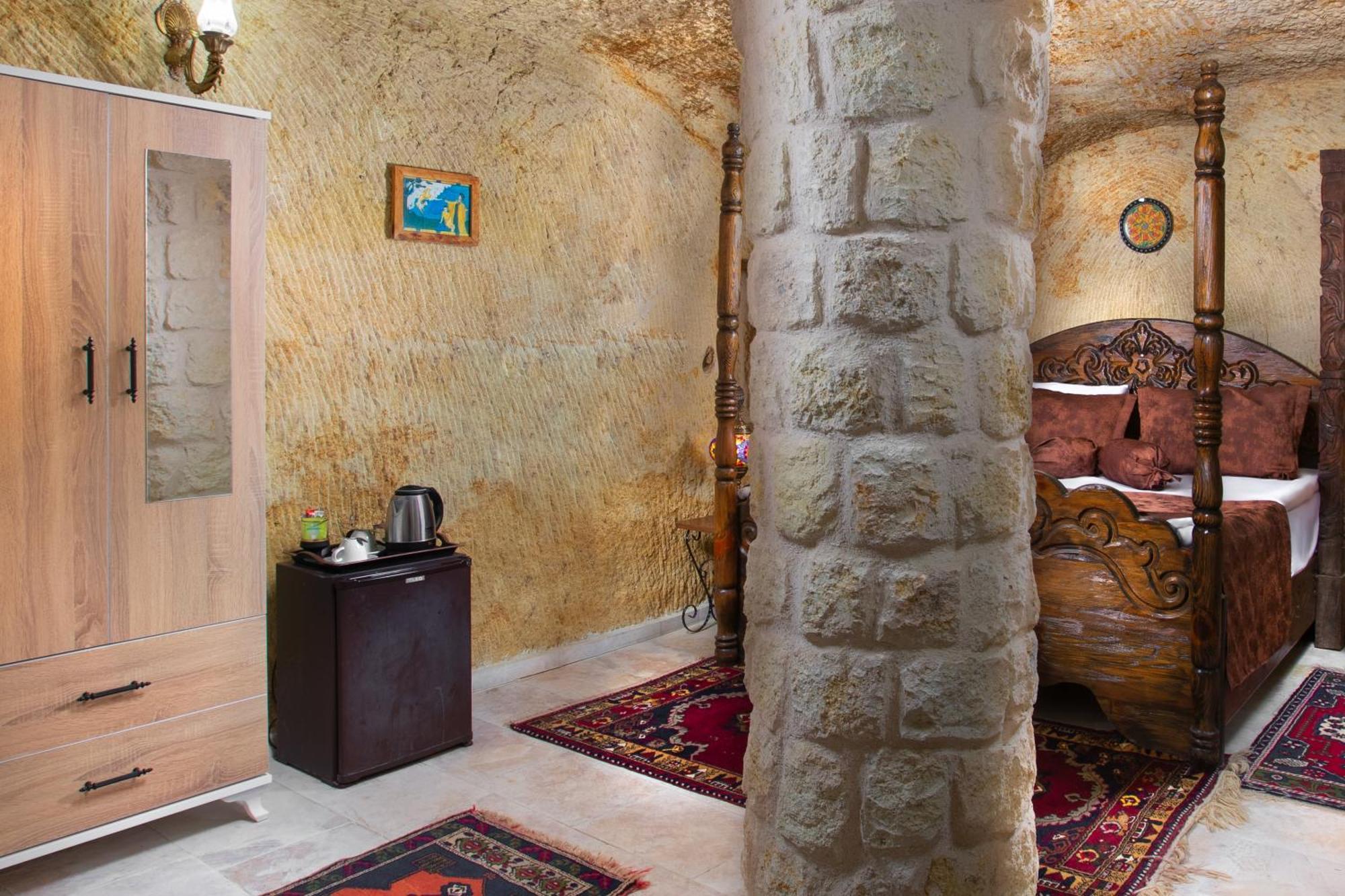 Hotel Romantic Cave *