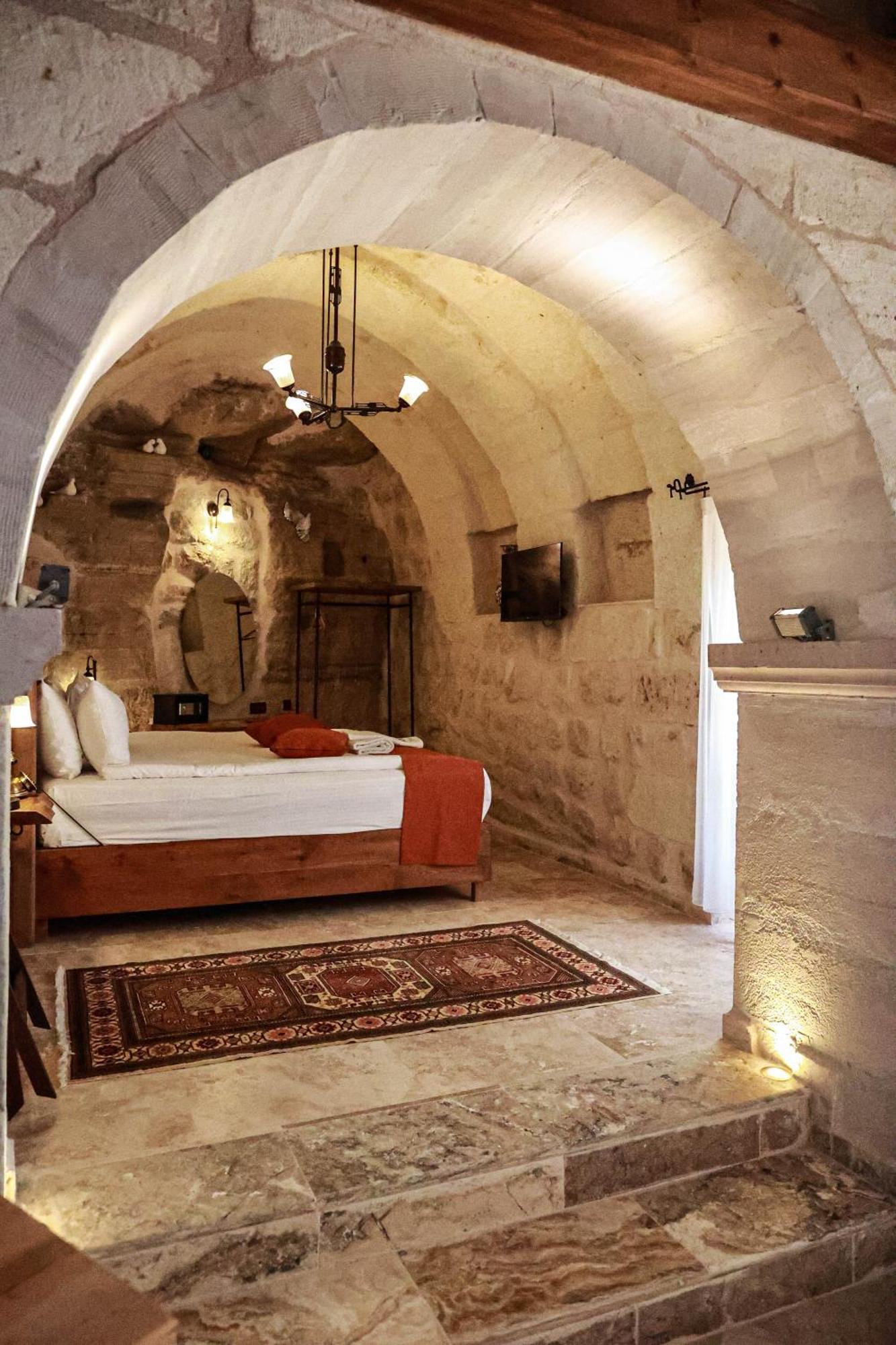 Peruna Cave Hotel *