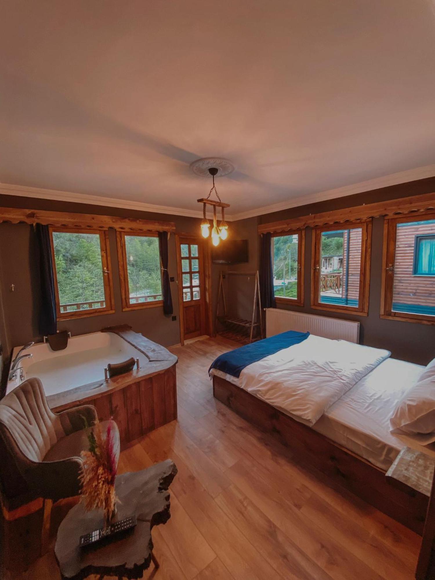 River Deluxe Hotel *
