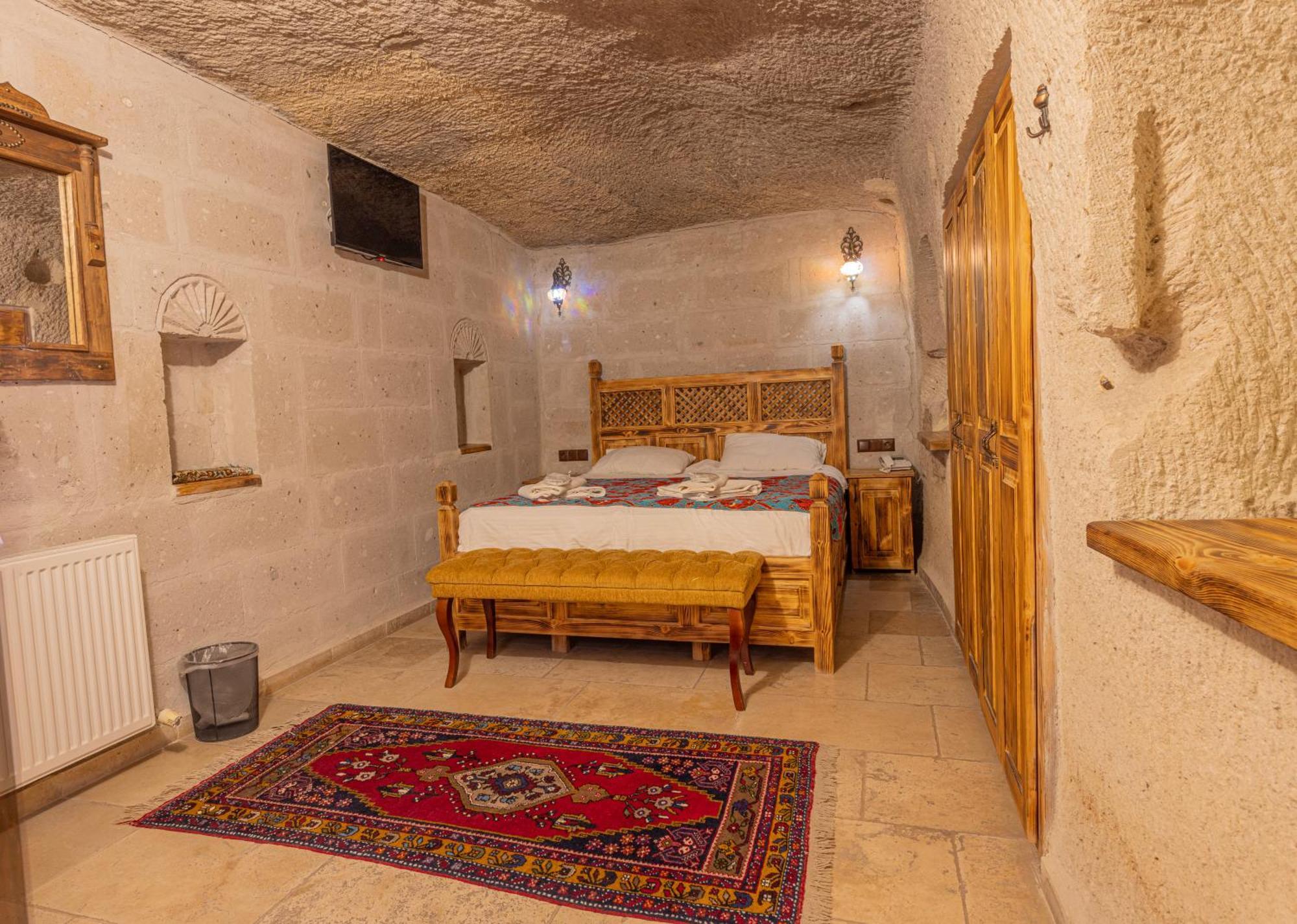 Zeus Cave 3*