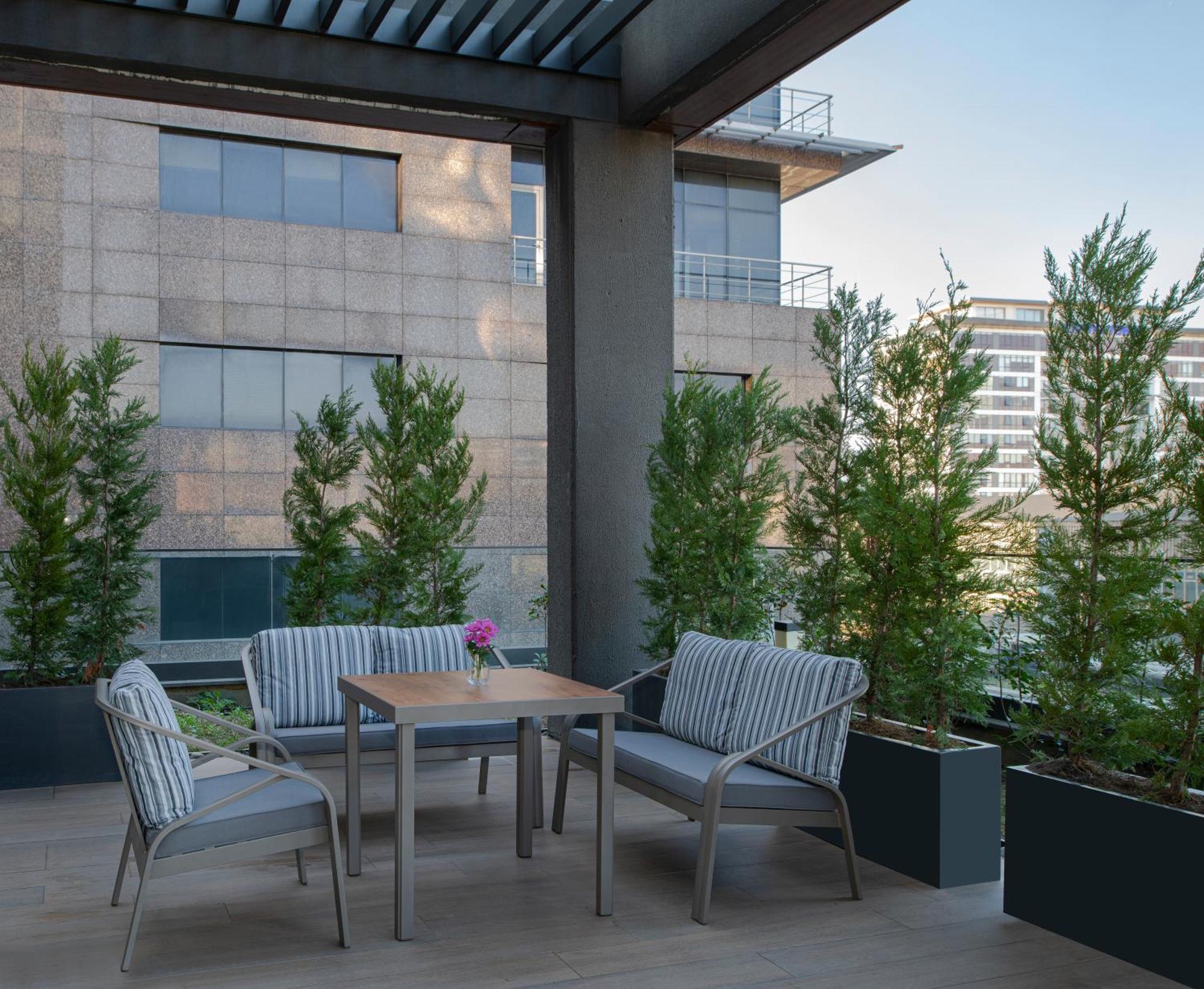 Hotel Movenpick Living West
