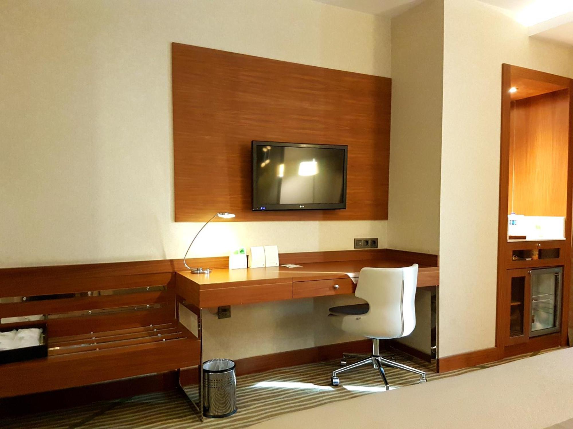 By Ihg