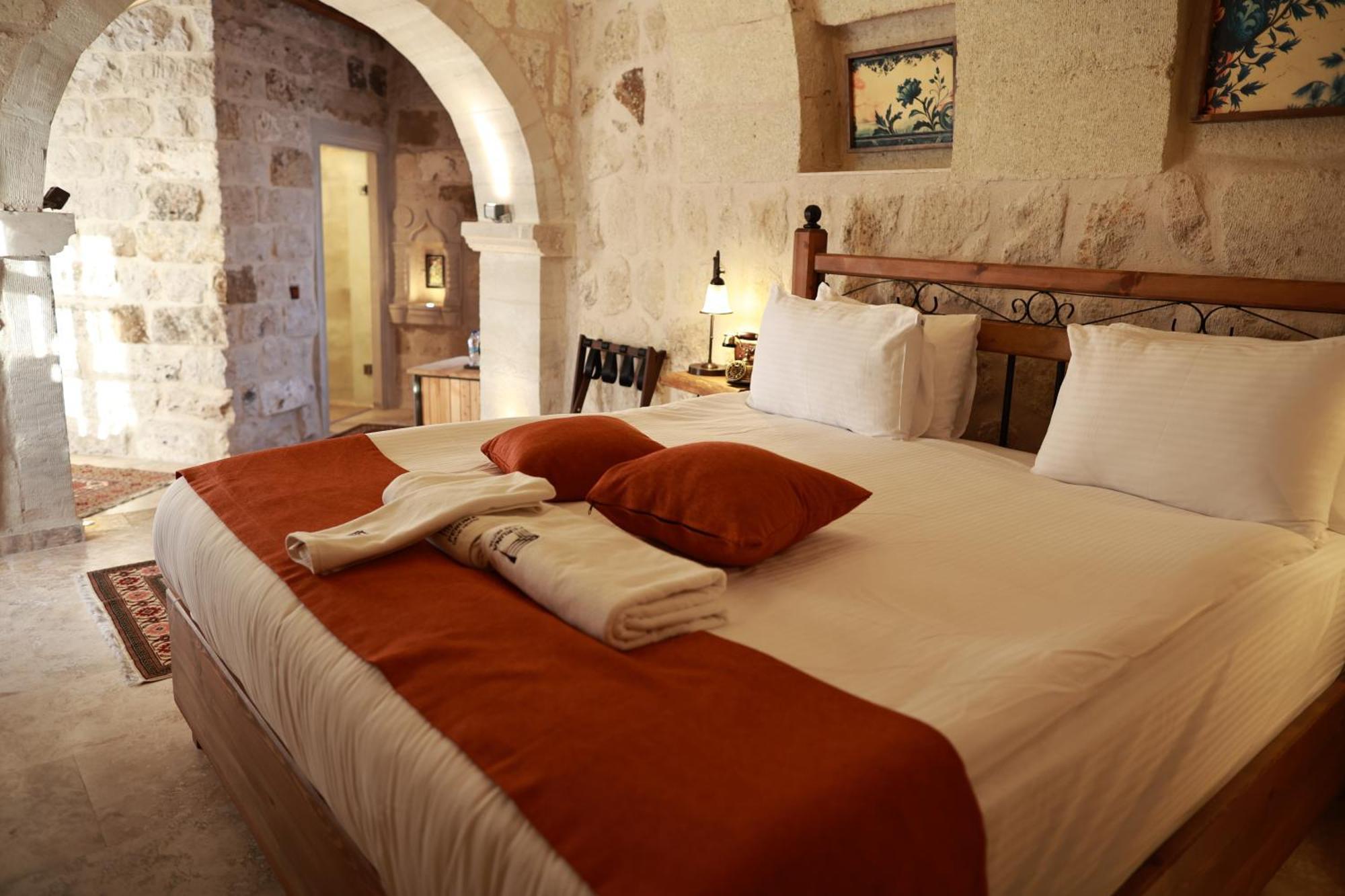 Peruna Cave Hotel *