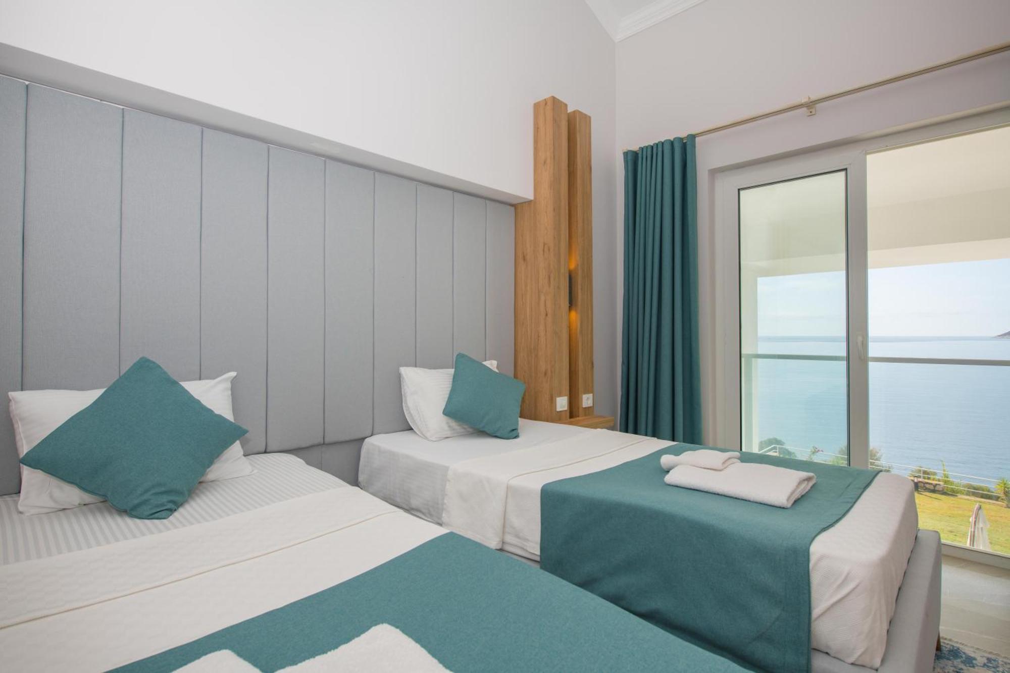 Villa Beachfront Sari With Private Swimming Pool *