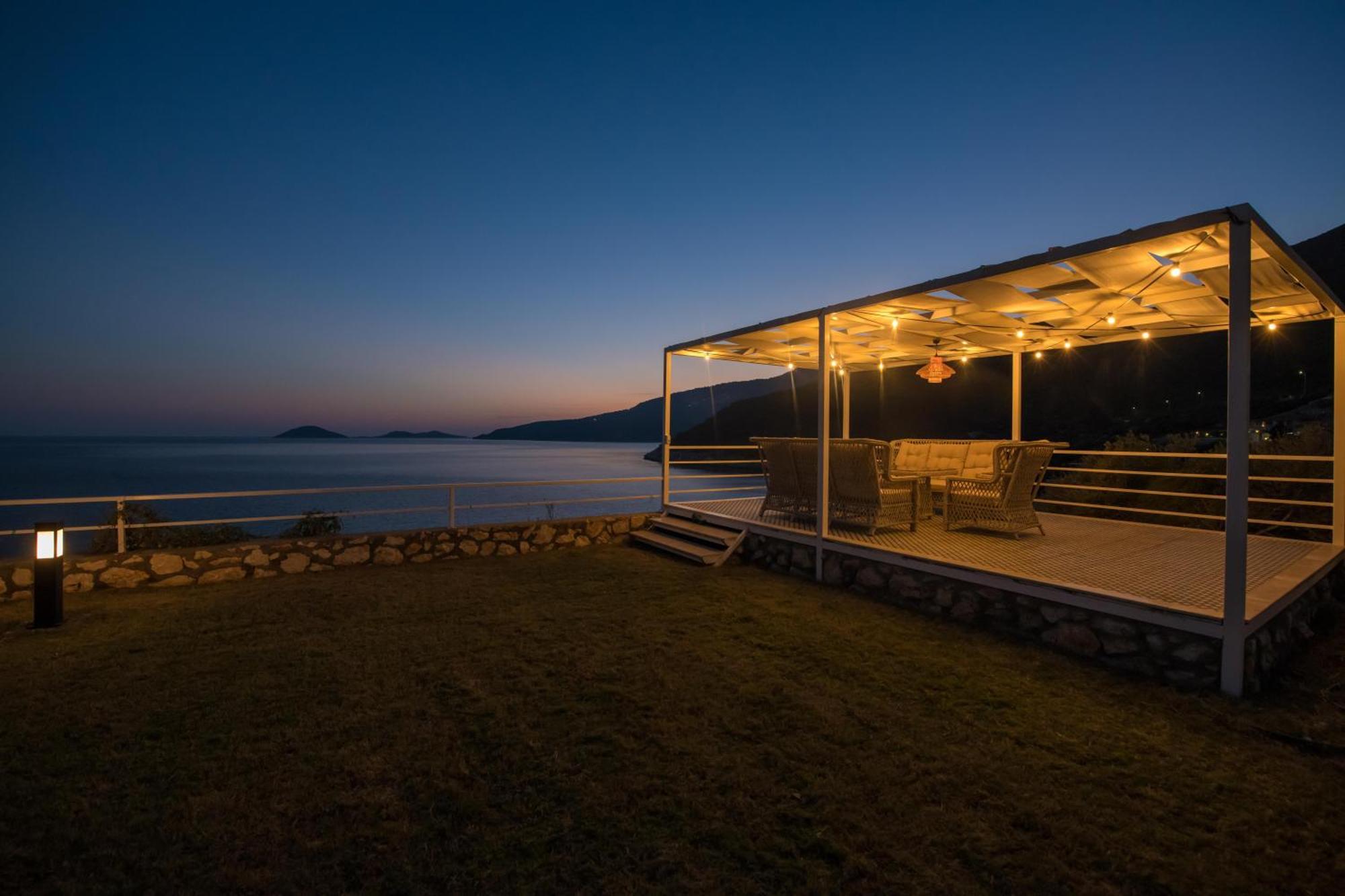 Beachfront Sari With Private Swimming Pool *