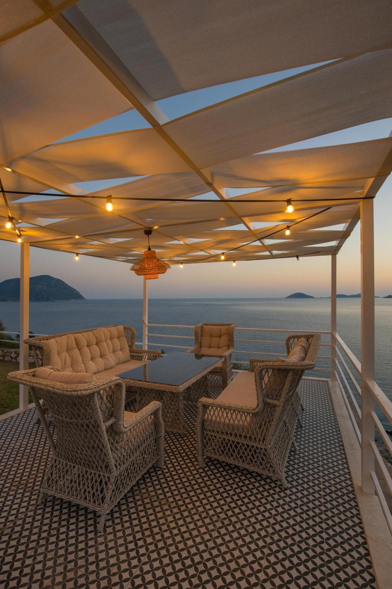 Beachfront Sari With Private Swimming Pool *