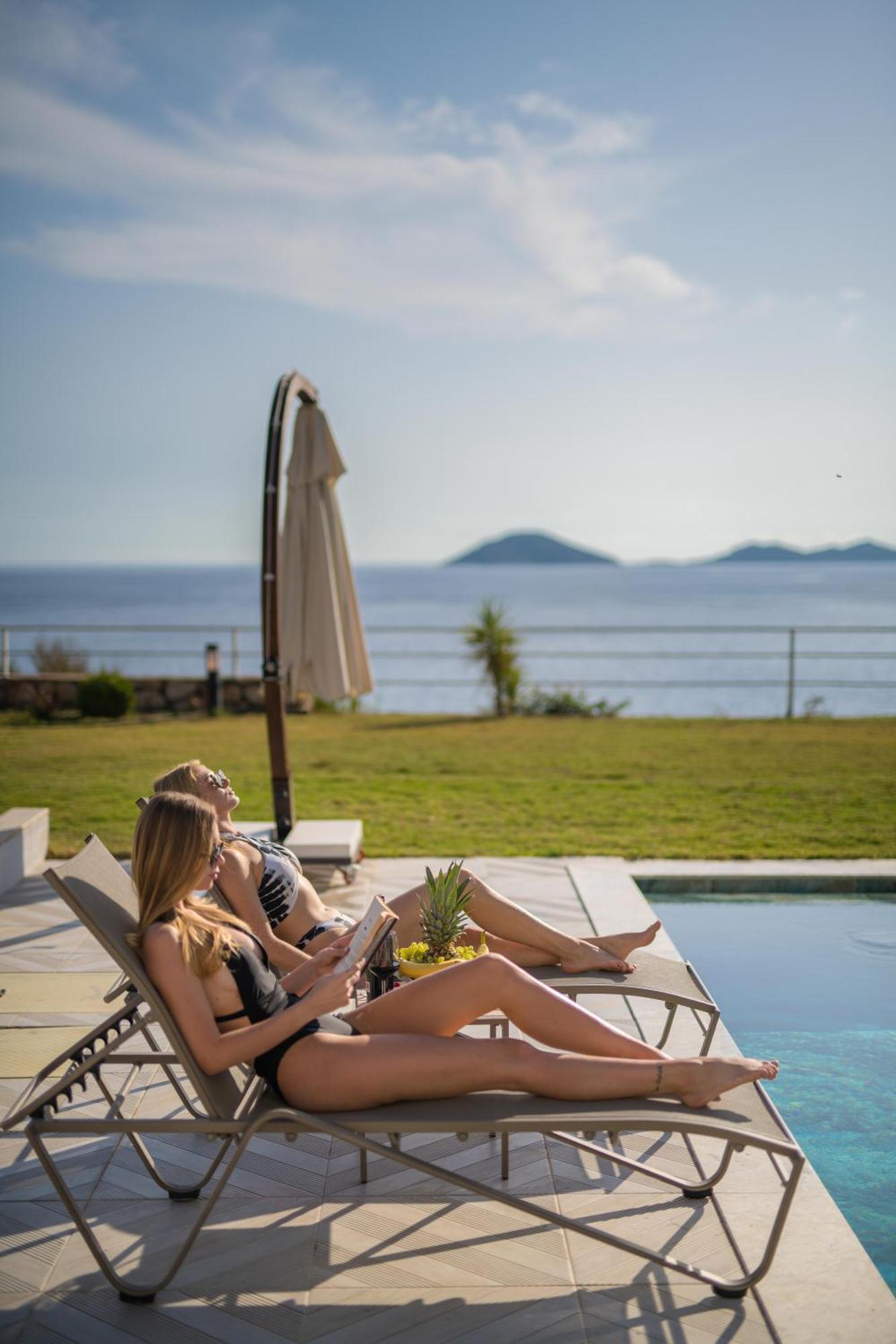Beachfront Sari With Private Swimming Pool *
